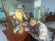 CSGT hỗ trợ tiền giúp người vi phạm nộp phạt