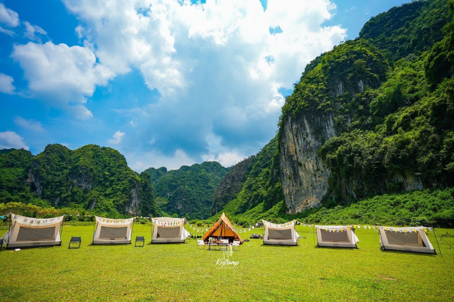 Du khách ưa thích cắm trại tại thung lũng Yên Thịnh. Ảnh: Hùng Vĩ