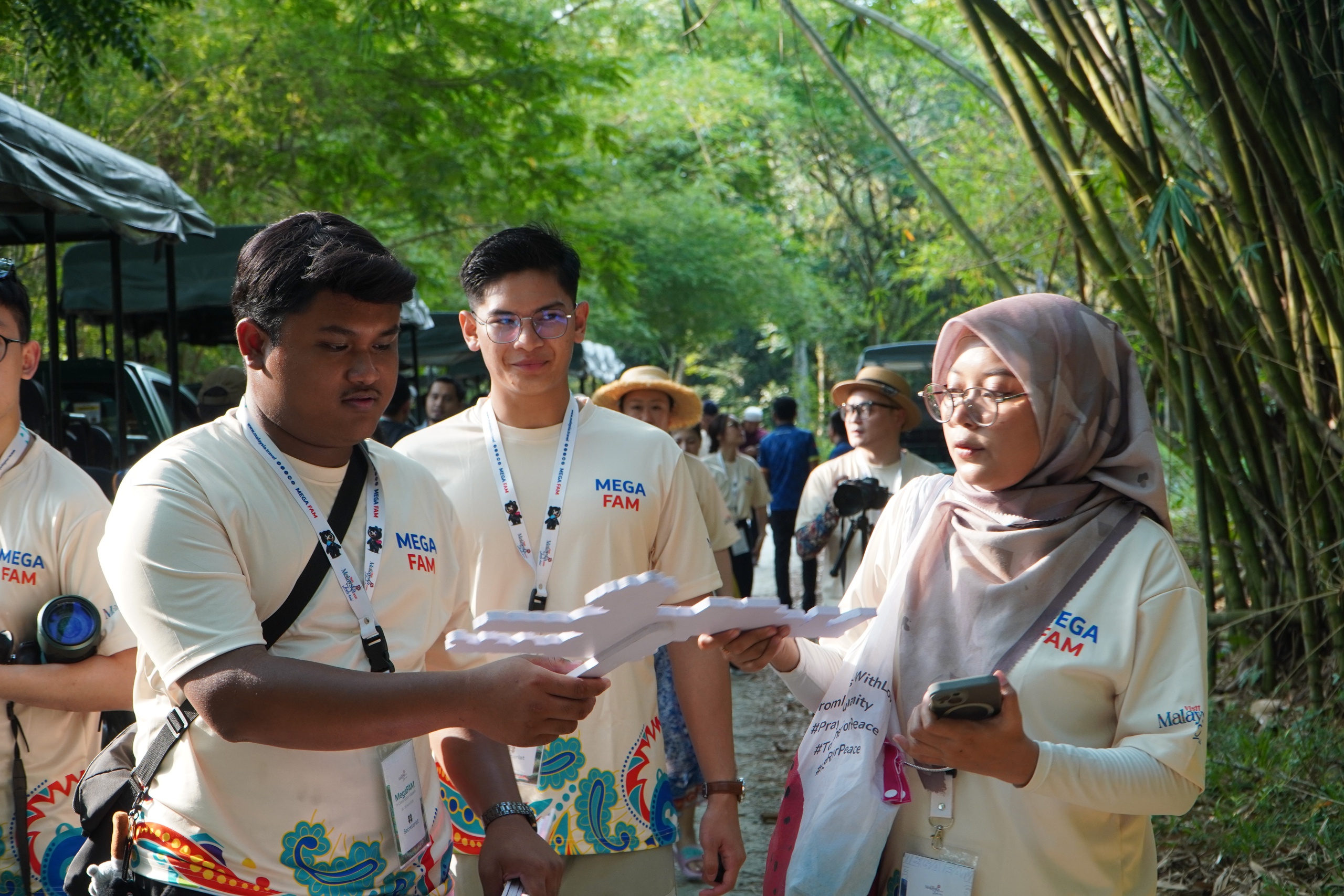 Du khách cho hà mã ăn trái cây, nghe kể về khu đầm lầy cá sấu và tham quan các điểm trong công viên