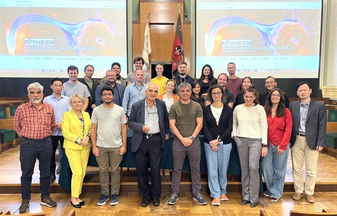 TS Minh (thứ hai từ trái sang) trong hội thảo quốc tế về xúc tác plasma cho tái chế CO2, năm 2022. Ảnh: Nhân vật cung cấp