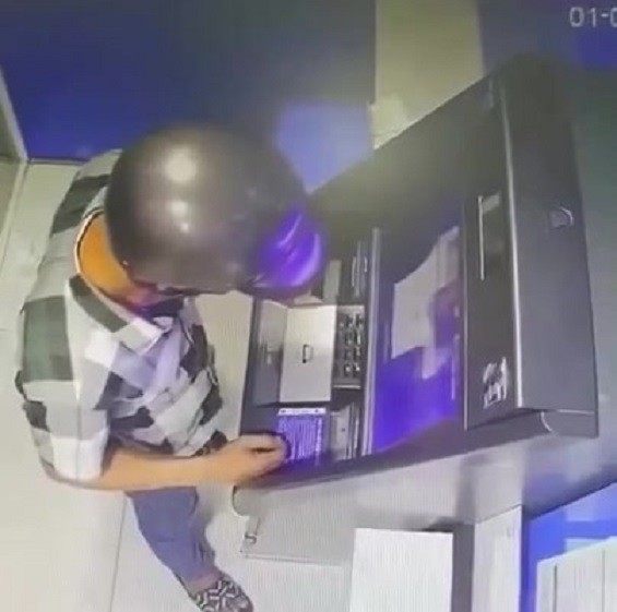 Người vào trụ ATM phát hiện 128 triệu đồng bị bỏ quên đã lấy số tiền này rồi rời đi, hiện đang bị công an truy tìm. Ảnh cắt từ camera an ninh.