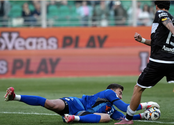 Thủ môn Jonathan Klinsmann trong trận đấu với Palermo