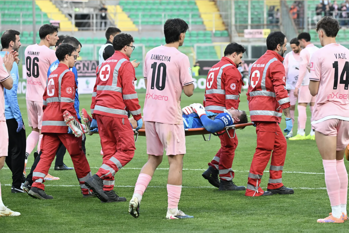 ... trước khi được đưa đi cấp cứu ở bệnh viện tại Sicily