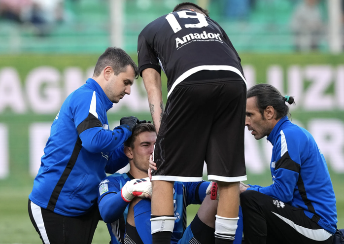 Anh được các bác sĩ thần kinh săn sóc ngay trên sân...