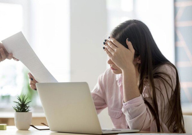 Ngày cuối cùng ở công ty, tôi lặng lẽ rà soát lại toàn bộ tài liệu, bàn giao công việc chi tiết. Dù bị sa thải, tôi vẫn muốn rời đi trong sự chuyên nghiệp. Ảnh minh họa