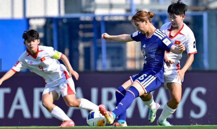 U20 nữ Nhật Bản (áo xanh) đã dễ dàng đánh bại U20 nữ Việt Nam 4-0