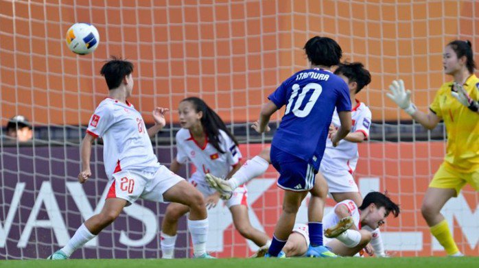 Một thế hệ cầu thủ trẻ nữ Việt Nam (áo trắng) là học trò của ông Ijiri đang sở hữu nền tảng kỹ thuật, tư duy chiến thuật khá tốt