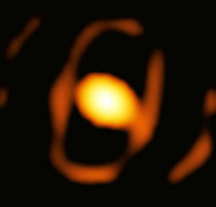 Ngôi sao xuất hiện như một con mắt rực lửa nhìn từ vũ trụ, trong hình ảnh thực được chụp bởi kính thiên văn của người Trái Đất - Ảnh: ESO