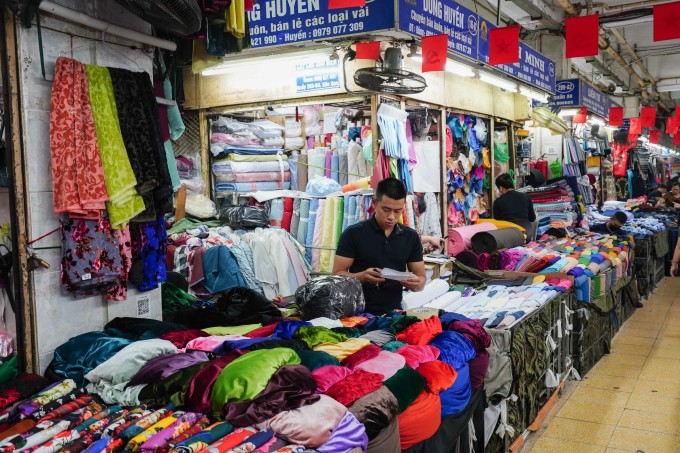 Quầy hàng tại chợ Đồng Xuân (Hà Nội), tháng 12/2025. Ảnh: Hoàng Giang