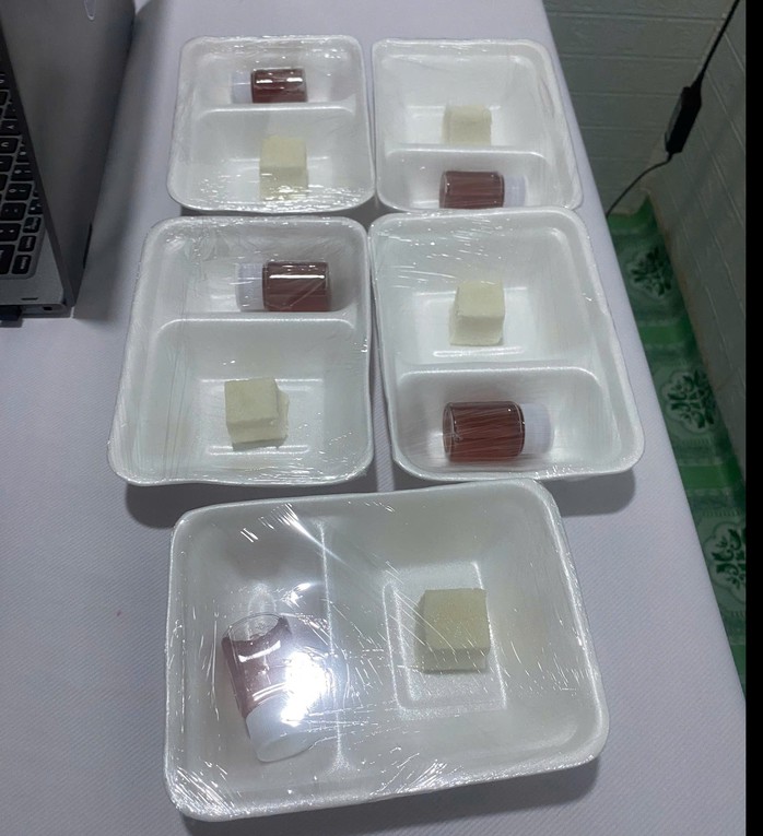 Tang vật là các mẫu nước của các đối tượng trong nhóm “Hội thánh Đức Chúa Trời Mẹ” đang được cơ quan chức năng xét nghiệm.