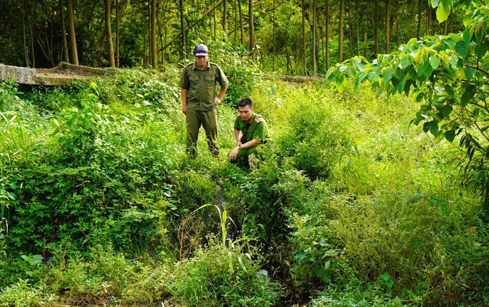 C&ocirc;ng an v&agrave;o cuộc kiểm tra nguồn nước suối D&ograve;ng S&ocirc;ng gần khu vực nh&agrave; m&aacute;y giặt l&agrave; của C&ocirc;ng ty TNHH BOB H&agrave; Nội, gần khu vực giếng khoan nh&agrave; d&acirc;n đổi m&agrave;u t&iacute;m bất thường