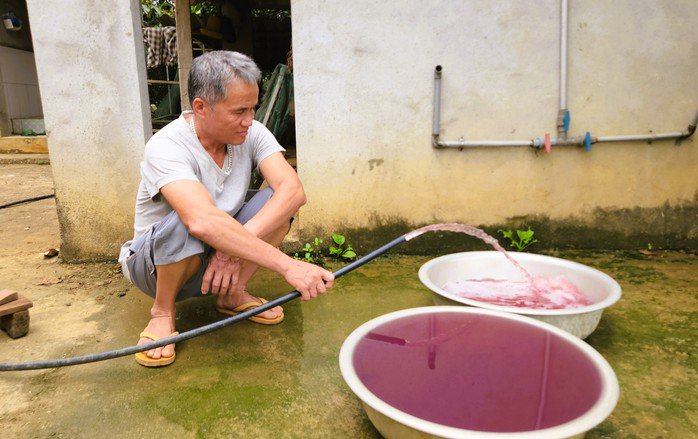 Nước giếng khoan nh&agrave; d&acirc;n th&ocirc;n Quảng Trung, x&atilde; Thạch Quảng, tỉnh Thanh H&oacute;a đổi m&agrave;u t&iacute;m bất thường