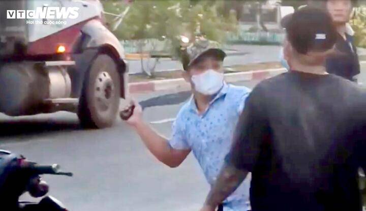 Nhóm thanh niên cầm hung khí rượt đuổi, đánh nhau ngoài đường (Hình cắt từ clip).