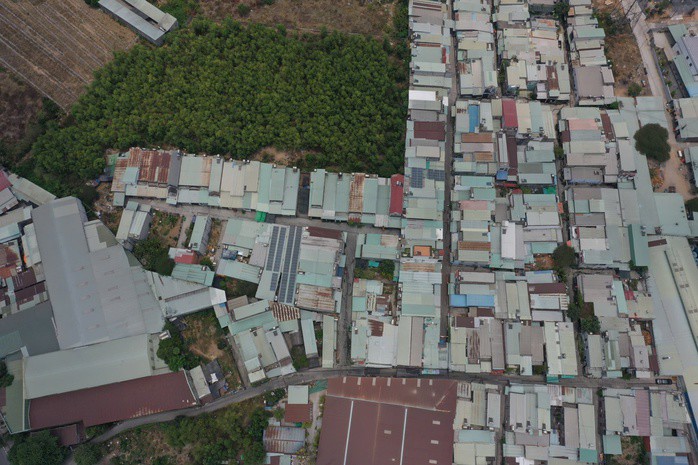 Toàn cảnh 48 căn nhà trái phép rồi bán cho nhiều người. Ảnh: NGUYỄN TIẾN