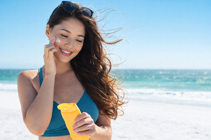 Dưỡng ẩm và chống nắng kỹ để có làn da khỏe khoắn.