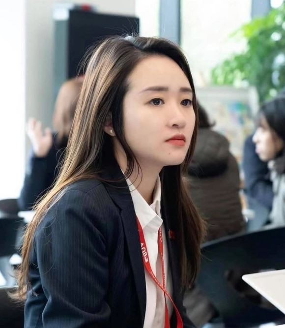 Vợ của Xuân Trường được khen có vẻ đẹp thanh lịch, nhẹ nhàng cùng gu thời trang tinh tế.