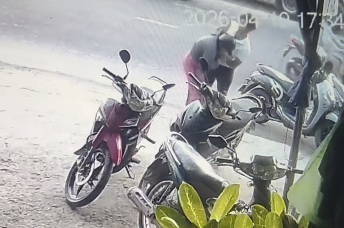 Giữa hai người được cho là không quen biết, song thanh niên vẫn có hành vi hung hãn, đánh tới tấp khiến nạn nhân không kịp phản ứng.