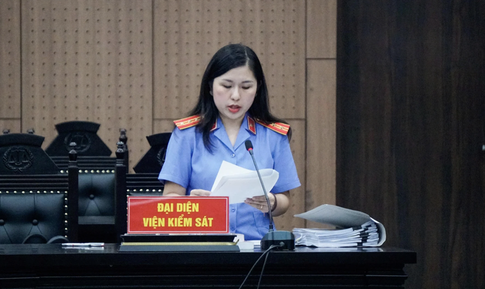 Đại diện viện kiểm sát trình bày bản luận tội.