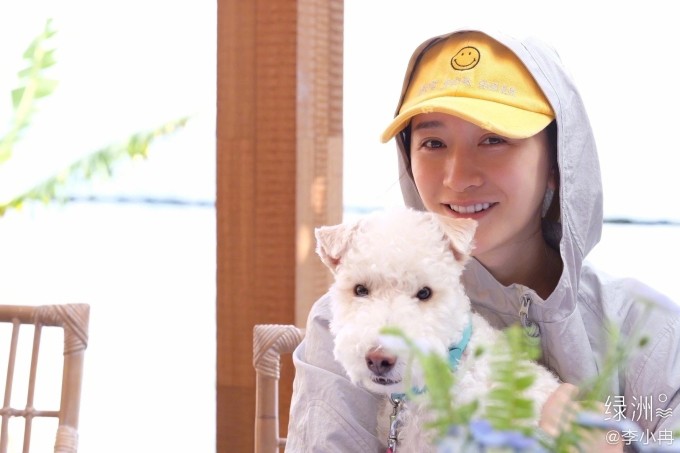 Lý Tiểu Nhiễm không ngại khoe mặt mộc. Ảnh: Weibo