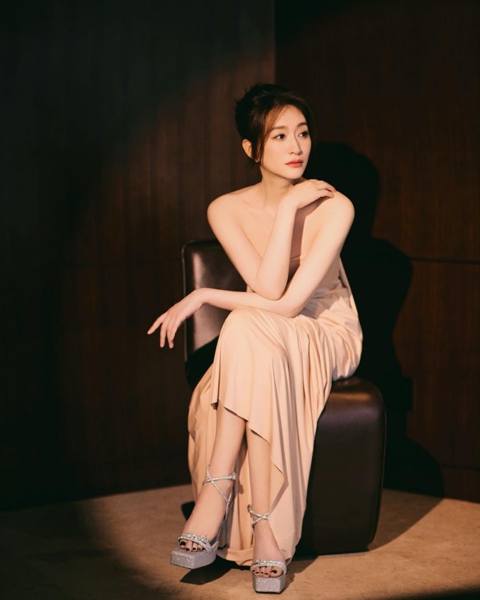 Lý Tiểu Nhiễm giữ được vóc dáng cân đối và làn da mịn màng, gần như không lộ dấu hiệu lão hóa dù đã bước sang tuổi 50. Ảnh: Xinhua