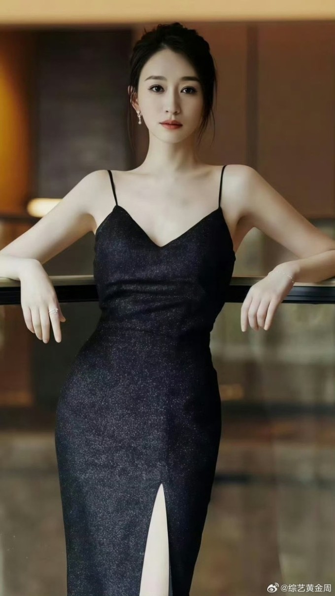 Trong một bài phỏng vấn trên Sohu, Lý Tiểu Nhiễm cho biết không chạy theo áp lực hoàn hảo. Cô buông bỏ việc kỳ vọng quá mức vào bản thân để giữ tinh thần nhẹ nhàng, từ đó duy trì vẻ ngoài và năng lượng tích cực. Ảnh: Weibo