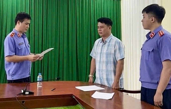 Cơ quan điều tra VKSND Tối cao tống đạt quyết định khởi tố bị can Lê Quốc Việt. Ảnh: VKS