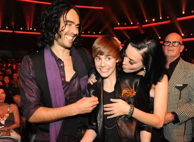Katy Perry và chồng khi đó, danh hài Russell Brand, ôm Justin Bieber tại sự kiện năm 2010. Ảnh: FilmMagic