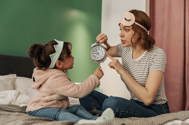 Nhiều cha mẹ làm việc muộn hoặc cho con tự do sử dụng thiết bị điện tử buổi tối, dẫn đến thói quen thức khuya. Ảnh minh họa