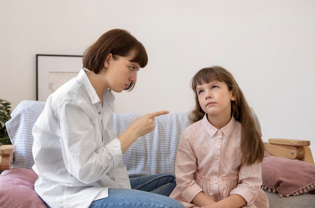 Khi con mắc lỗi, nhiều cha mẹ chọn cách la mắng để răn đe. Tuy nhiên, lời nói tiêu cực lặp lại thường xuyên có thể khiến trẻ căng thẳng và tổn thương tâm lý. Ảnh minh họa