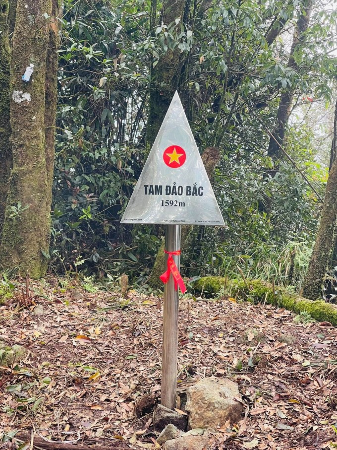 Cột mốc Tam Đảo Bắc nằm ở độ cao 1592 m.