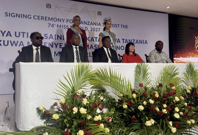 Julia Morley cùng đương kiêm Miss World - Opal Suchata Chuangsri, ký kết thỏa thuận đăng cai.