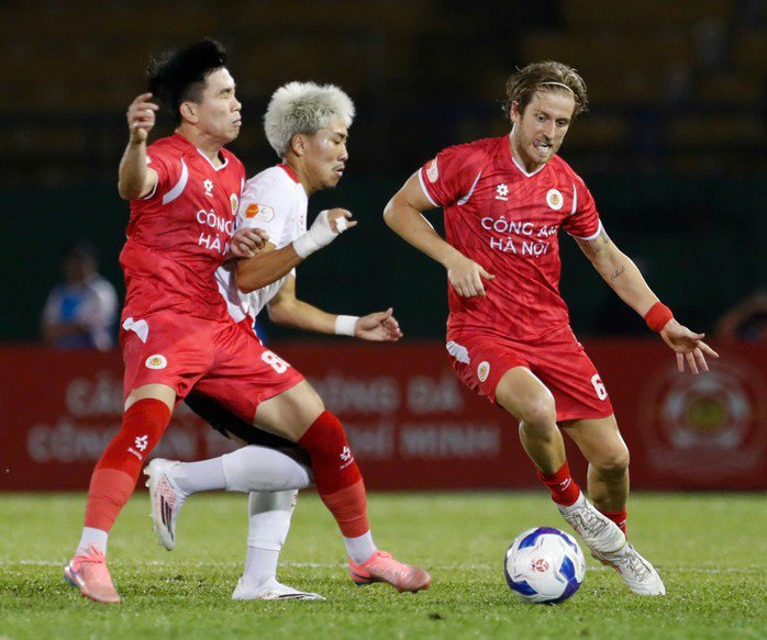 CLB Công an Hà Nội tiến gần "ngôi vương" V-League - 1