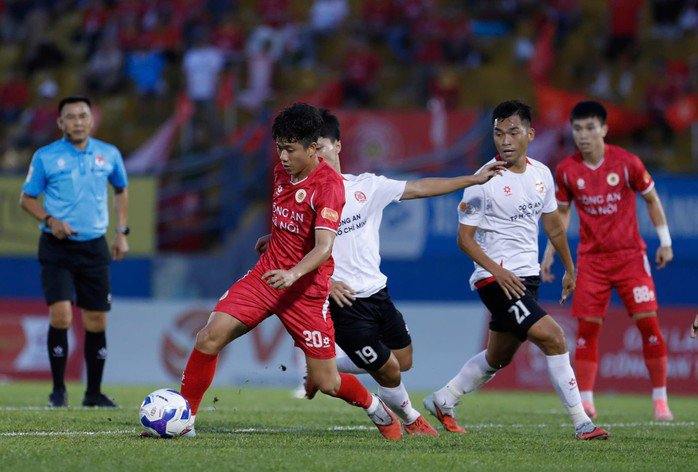 CLB Công an Hà Nội tiến gần "ngôi vương" V-League - 2