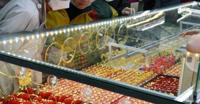 Chuyên gia cảnh báo 3 rủi ro lớn nếu cho phép doanh nghiệp vay vàng trong dân