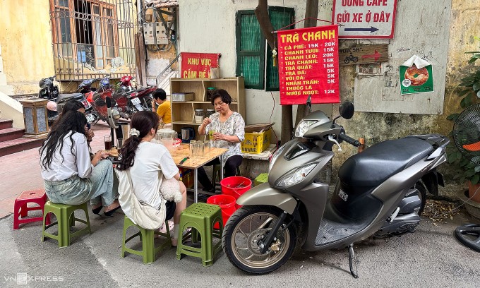Bà Nga tại quầy trà đá, nơi bà luôn dựng chiếc xe xăng bên cạnh. Ảnh: Minh Quân