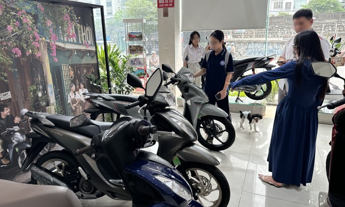 Chị Hoài (áo xanh) cùng con gái đi mua xe trước khi vào đại học. Ảnh: Minh quân