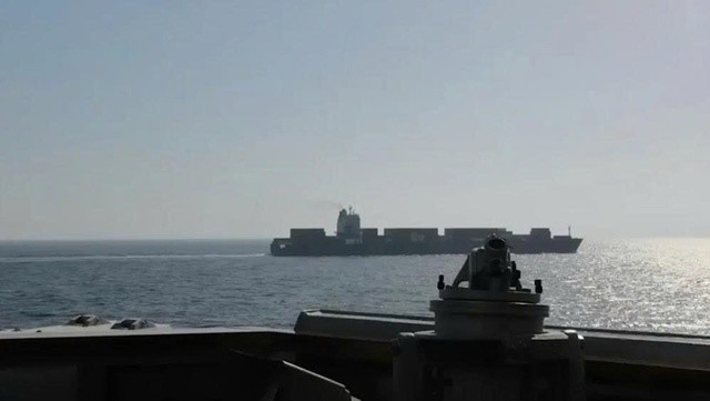 Mỹ bắn hỏng tàu hàng Iran: Quy trình phong tỏa được thực thi ra sao? - 1