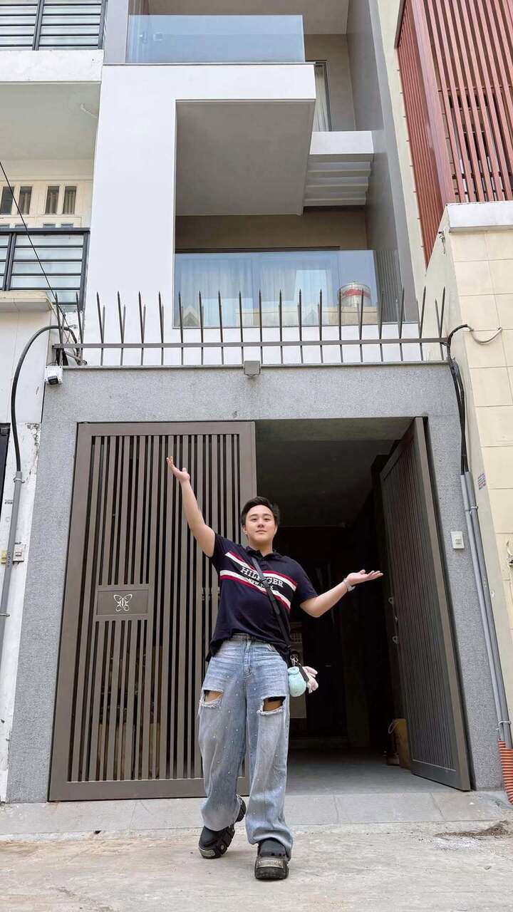 Đầu năm 2025, Trung Quân khoe món quà tự thưởng cho bản thân sau một năm làm việc chăm chỉ. (Ảnh: FBNV)