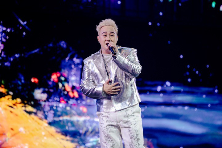 Trung Quân được mệnh danh "Hoàng tử mưa" khi gắn liền với nhiều ca khúc chủ đề mưa. (Ảnh: FBNV)