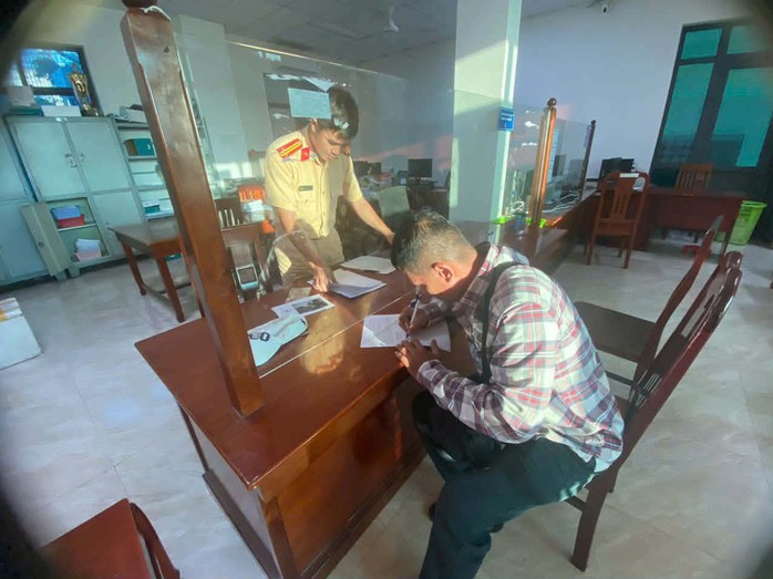 Ông T. viết thư cảm ơn cán bộ, chiến sĩ Đội CSGT đường bộ số 2 - khu vực Bạc Liêu vì đã hỗ trợ ông đóng phạt