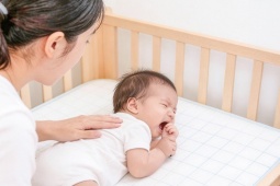 Vì sao con bú no vẫn thức giấc đêm?