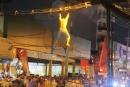 Náo loạn vì thanh niên 'múa' kéo, la hét trên mái nhà ở TP HCM