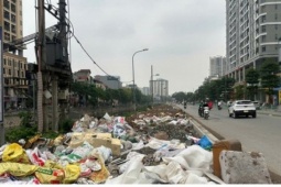 Đường Nguyễn Cảnh Dị ở Hà Nội thi công dở dang, công trường bỏ không ngập rác