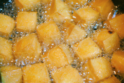 Rán đậu, nhớ chọn miếng có đặc điểm này đậu mới vàng ươm, giòn trong mềm ngoài lại chẳng lo bị nát bét