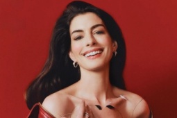 Anne Hathaway là 'Người đẹp nhất thế giới năm 2026'