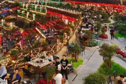 'Đột nhập' nhà hàng lẩu lớn nhất thế giới