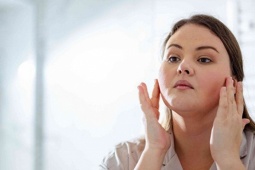 Nhìn mặt đoán bệnh: 7 dấu hiệu cảnh báo ung thư, đột quỵ và suy nội tạng bạn cần biết ngay