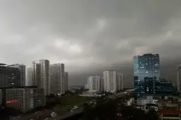 Không khí lạnh tràn xuống, miền Bắc chuyển mưa dông