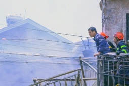 Đại uý công an rơi xuống đất khi dập lửa tại ngôi nhà cháy dữ dội