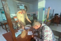 CSGT hỗ trợ tiền giúp người vi phạm nộp phạt